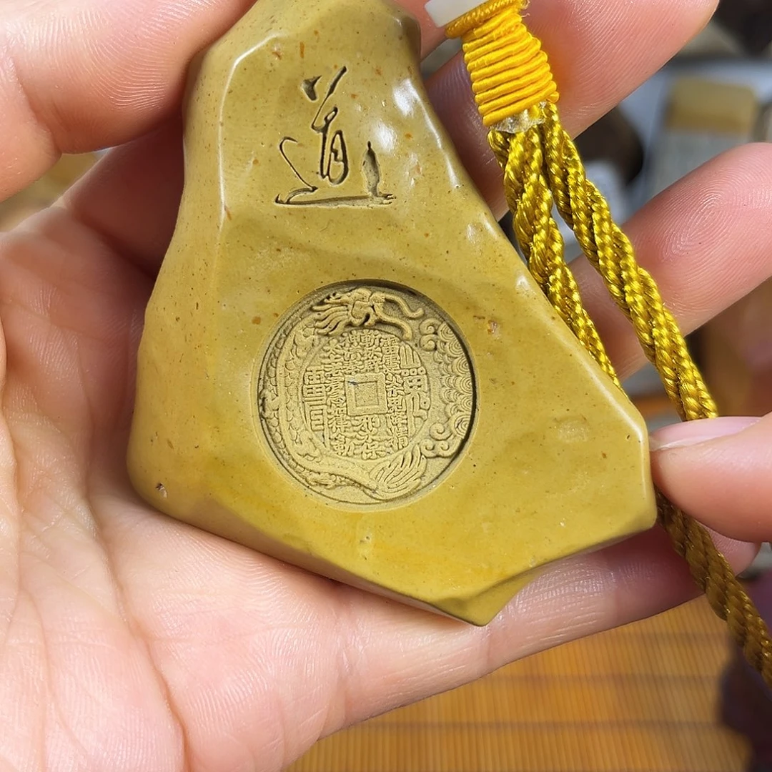 新疆原石雕刻手把件