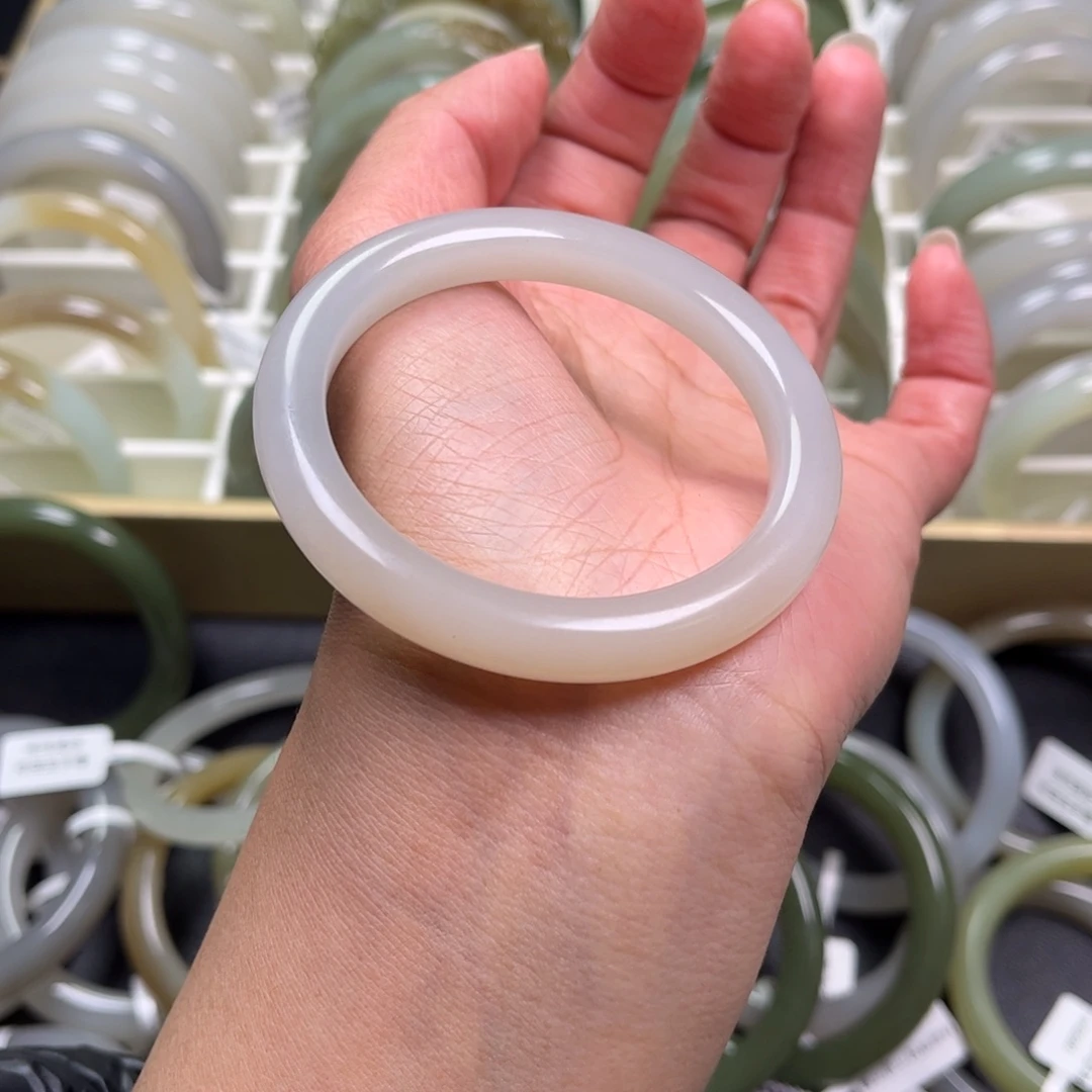 ****员和田玉未镶嵌手镯52圈