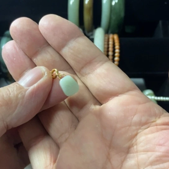 翡翠未镶嵌颈饰方糖