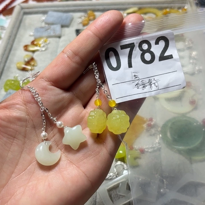 茶***言合金蛇纹石玉耳饰