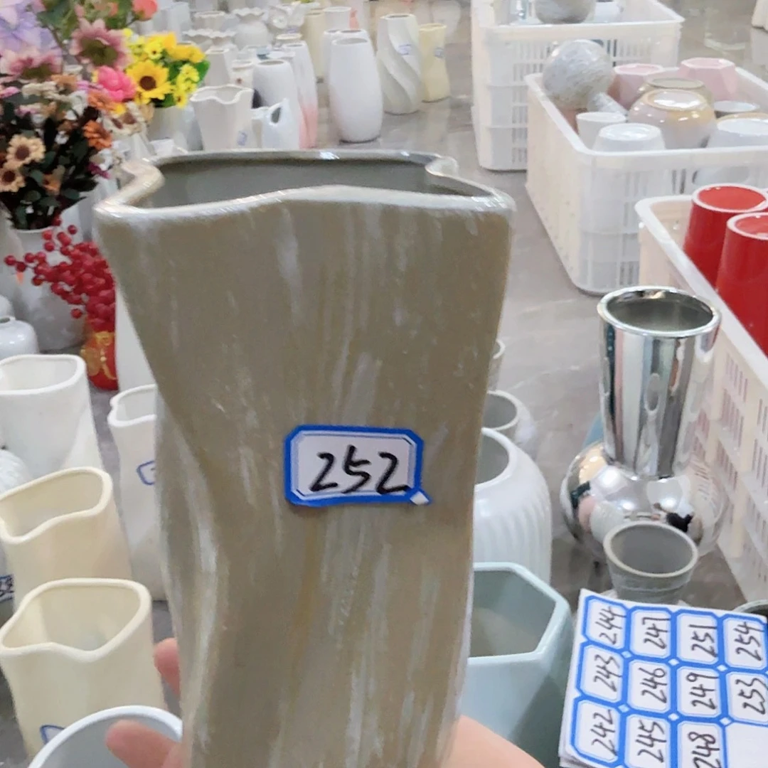 252号陶瓷花瓶20厘米微瑕一个