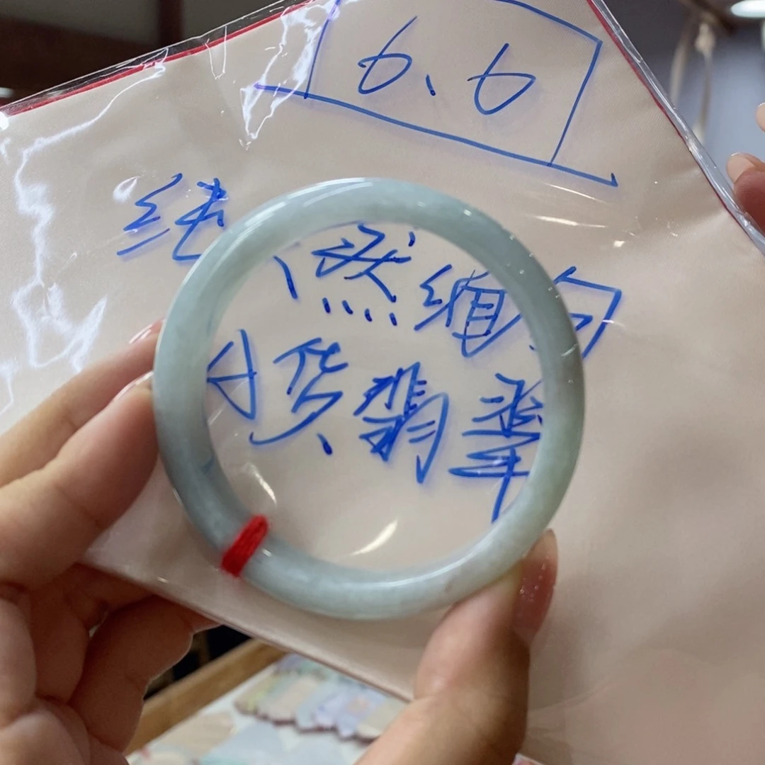 翡翠手镯未镶嵌翡翠