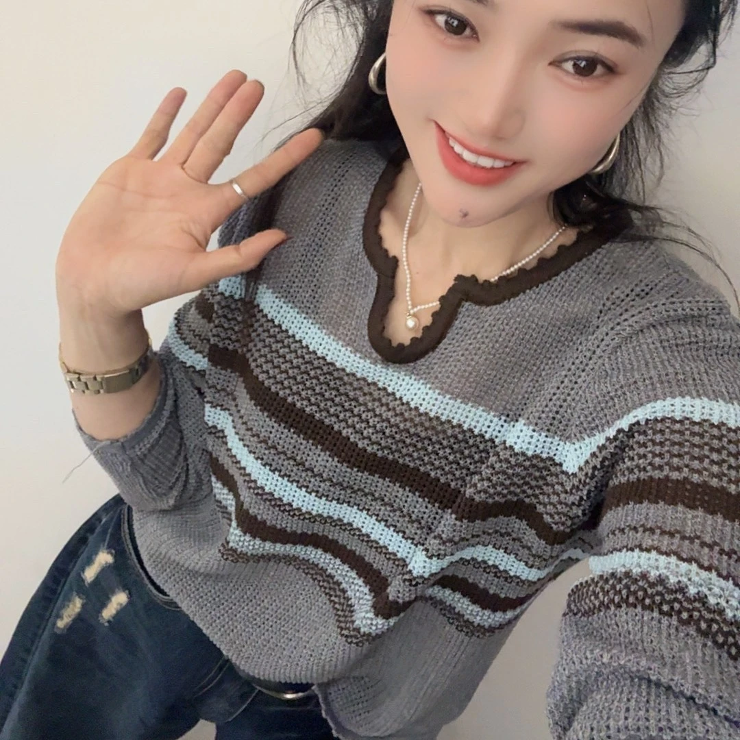 红衣俏家条纹v领毛衣