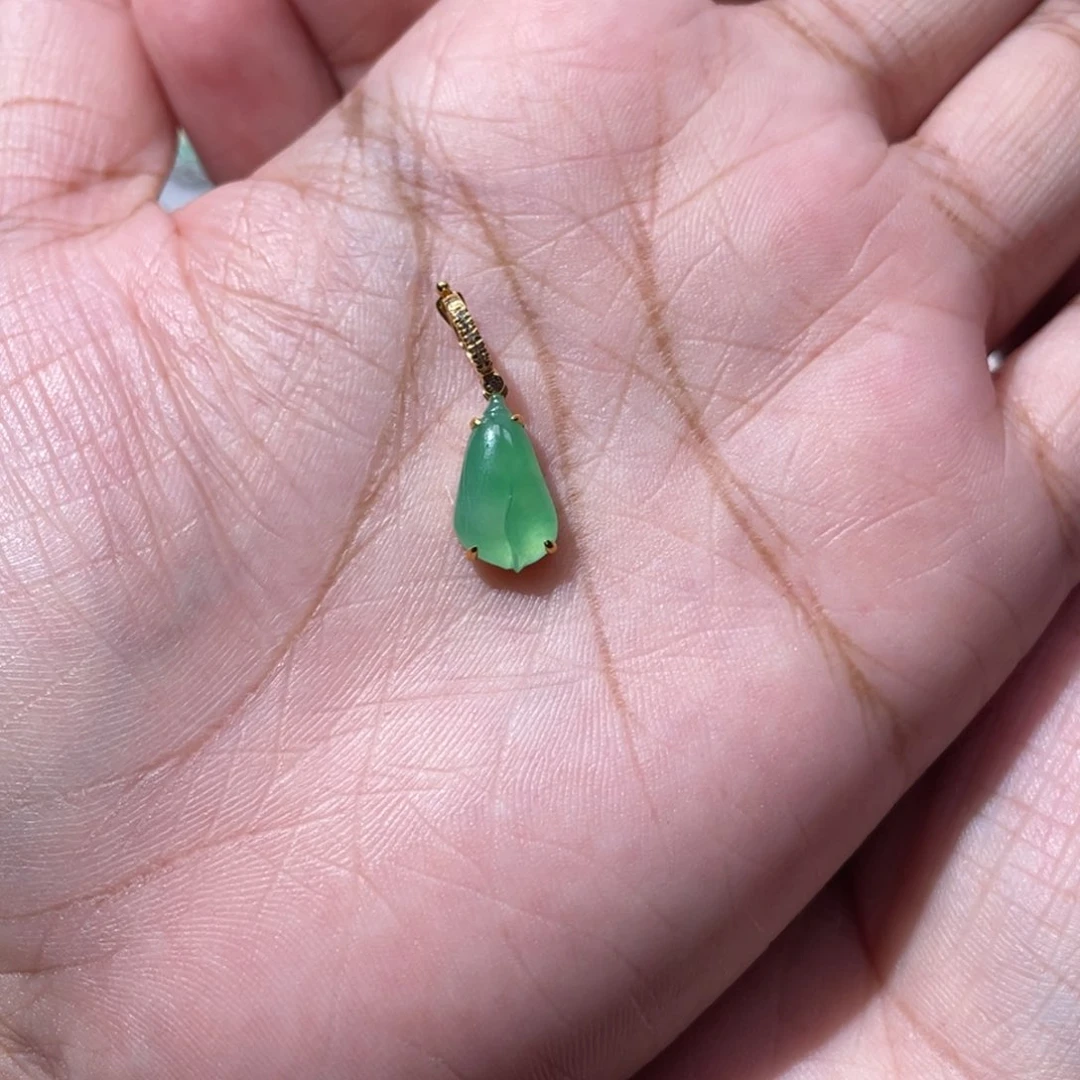 颈饰18K金镶嵌翡翠