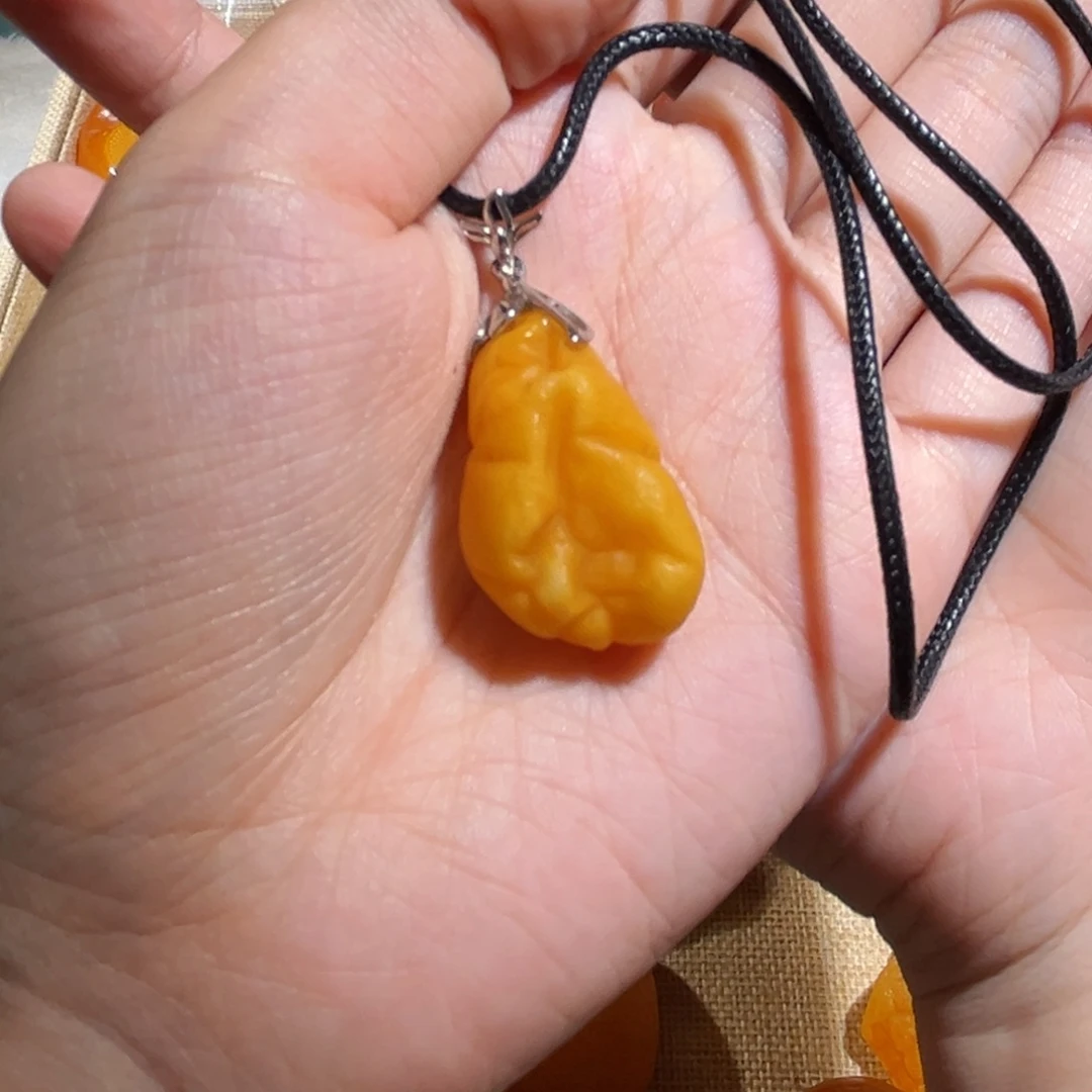 琥珀颈饰银S925镶嵌蜜蜡瓷白兰花吊坠