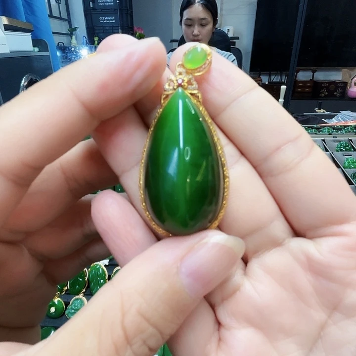 和田玉（碧玉）18K金镶嵌颈饰海**音