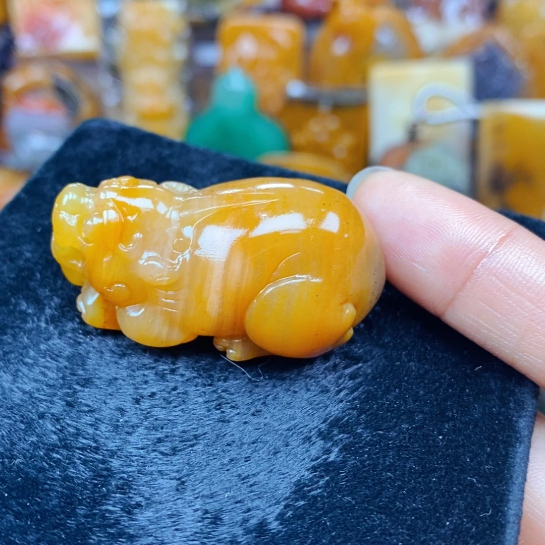 未镶嵌石英质玉（黄龙玉）颈饰