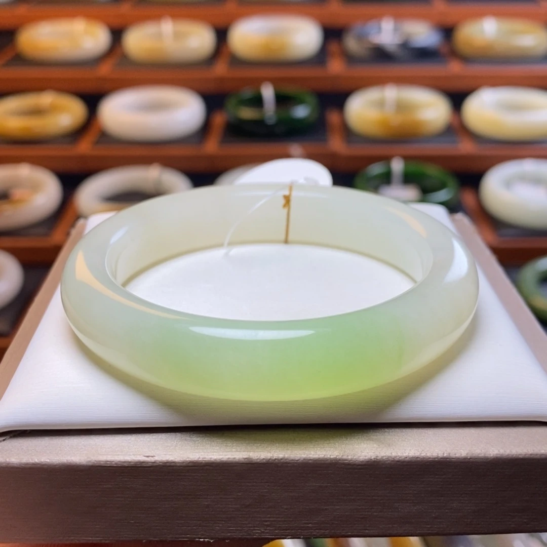 豌***豆未镶嵌手镯和田玉（翠青玉）55圈