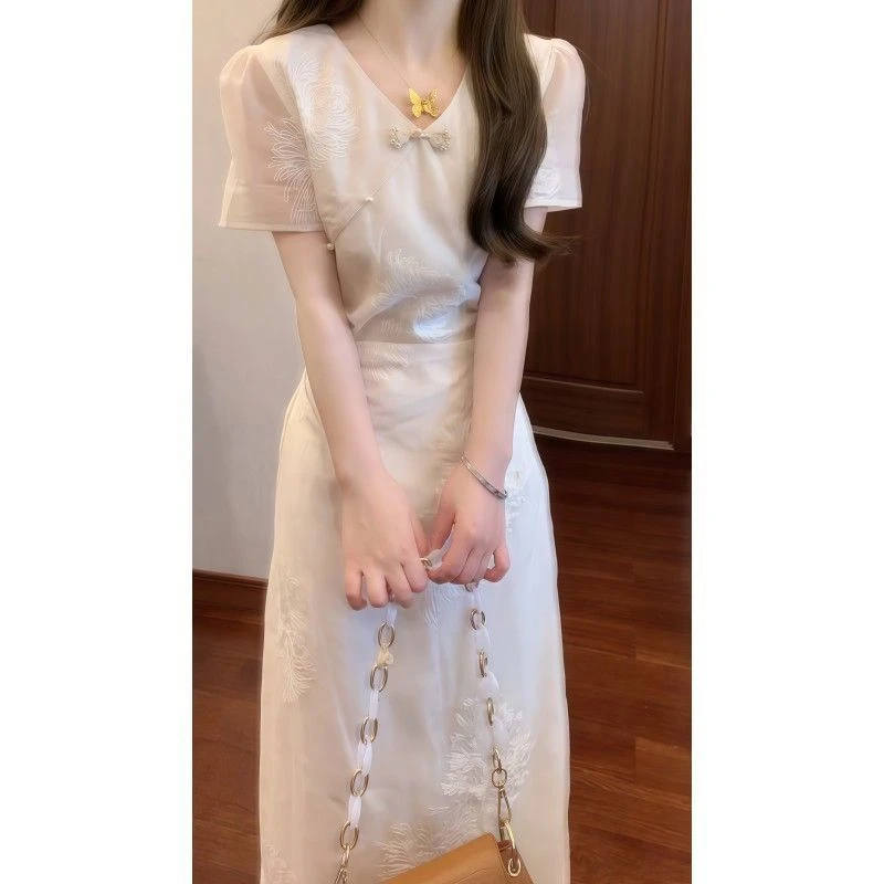 新中式国风清冷感刺绣V领珍珠扣改良旗袍连衣裙减龄女装日常可穿