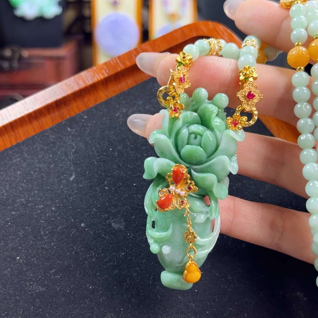 翡翠未镶嵌颈饰平安花