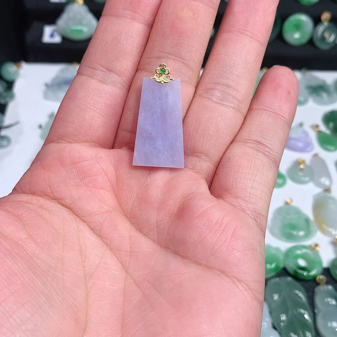 翡翠颈饰未镶嵌?**?翡翠