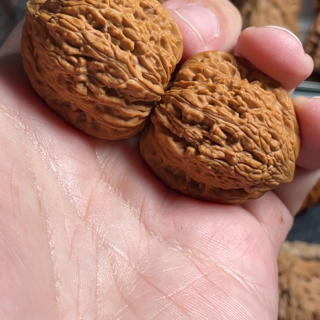 文玩核桃吊坠绣球