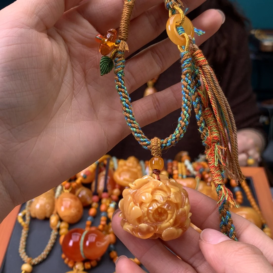 蜜蜡未镶嵌颈饰牡丹花