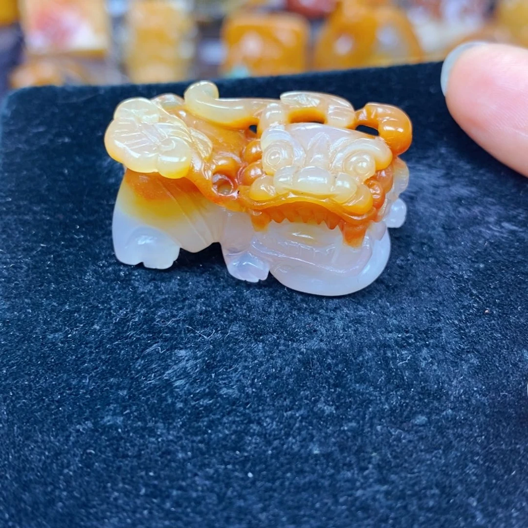 未镶嵌石英质玉（黄龙玉）颈饰