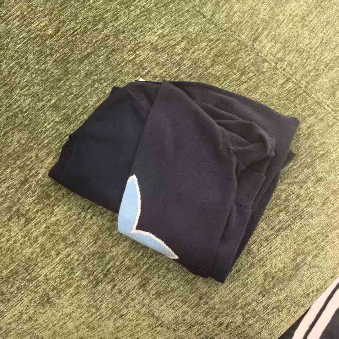 0913经典品牌字母刺绣花朵袖精纺山羊绒开衫