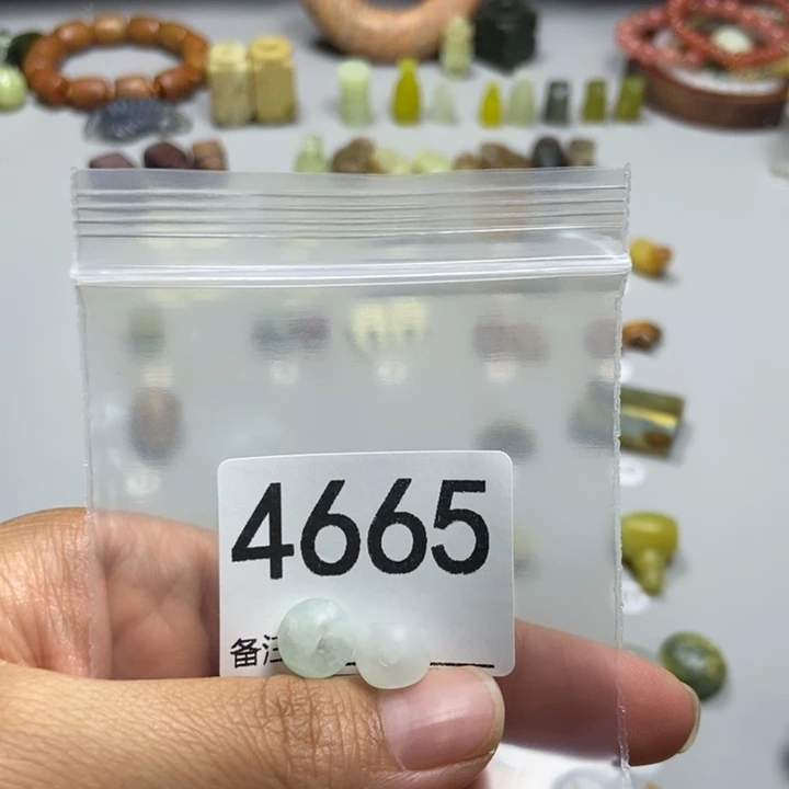 七***恼未镶嵌蛇纹石玉颈饰