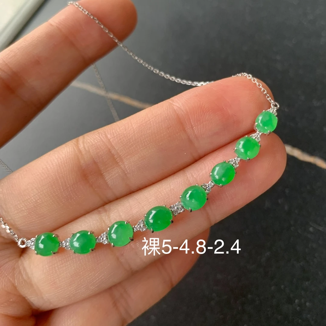 高冰阳绿蛋面翡翠项链、精致镶嵌 女生装饰