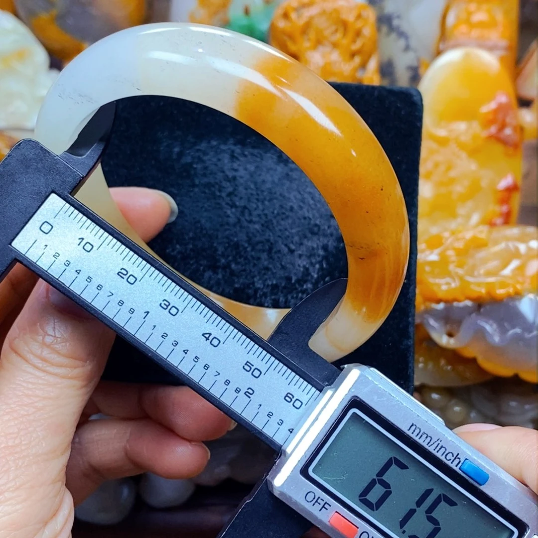 未镶嵌石英质玉（黄龙玉）颈饰