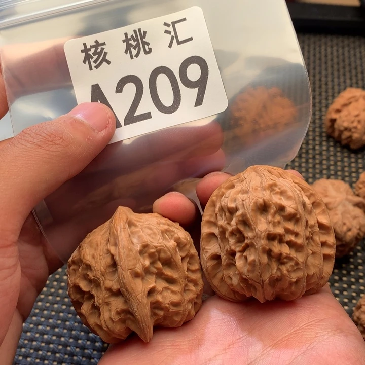 文玩核桃吊坠靠山王