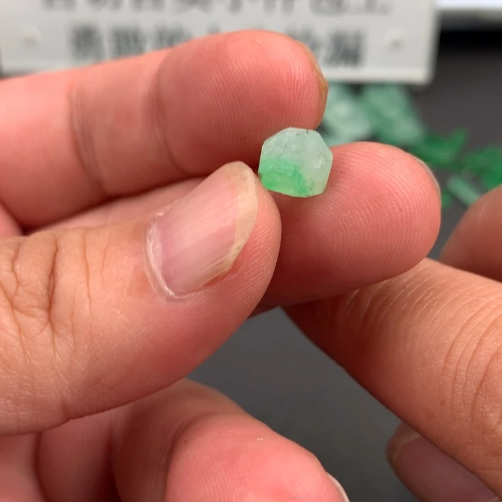 定制翡翠未镶嵌材料定制