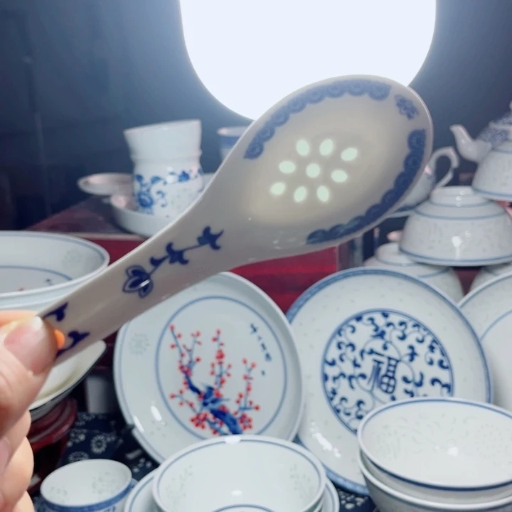 青花玲珑的小勺子小花