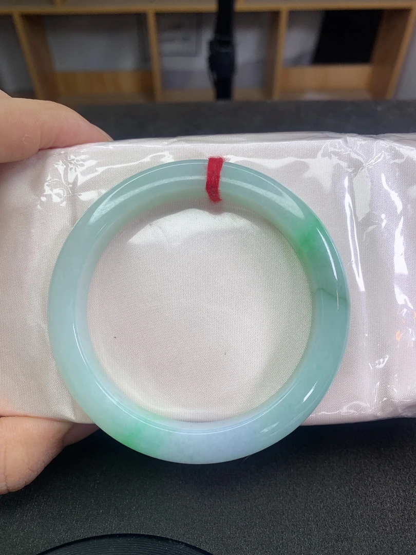 （748号）缅甸天然A货翡翠56-57圈口淡晴底飘绿带紫正圈手镯、有色根