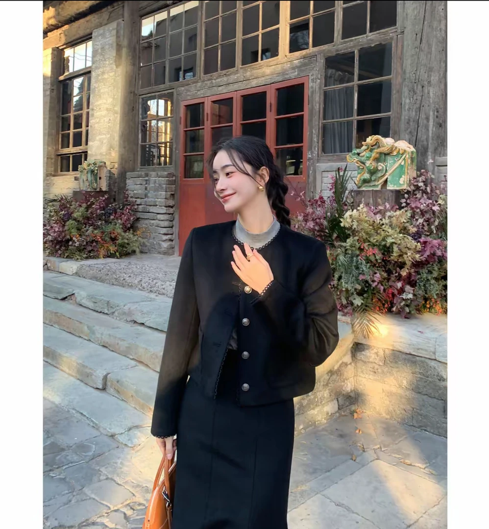 A 2023女秋季宽松型常规薄款圆领短外套复古长袖网红短款