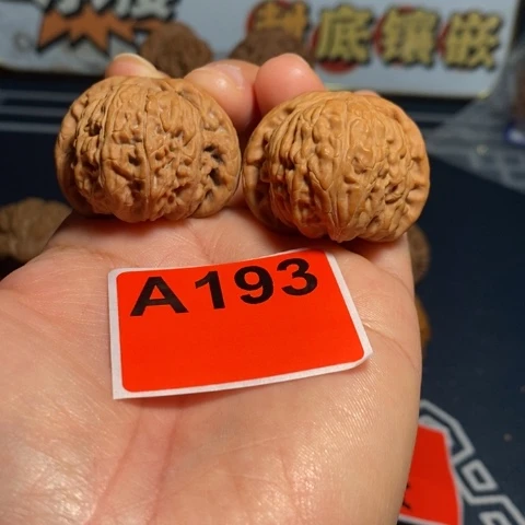 文玩核桃吊坠37白狮子有黄