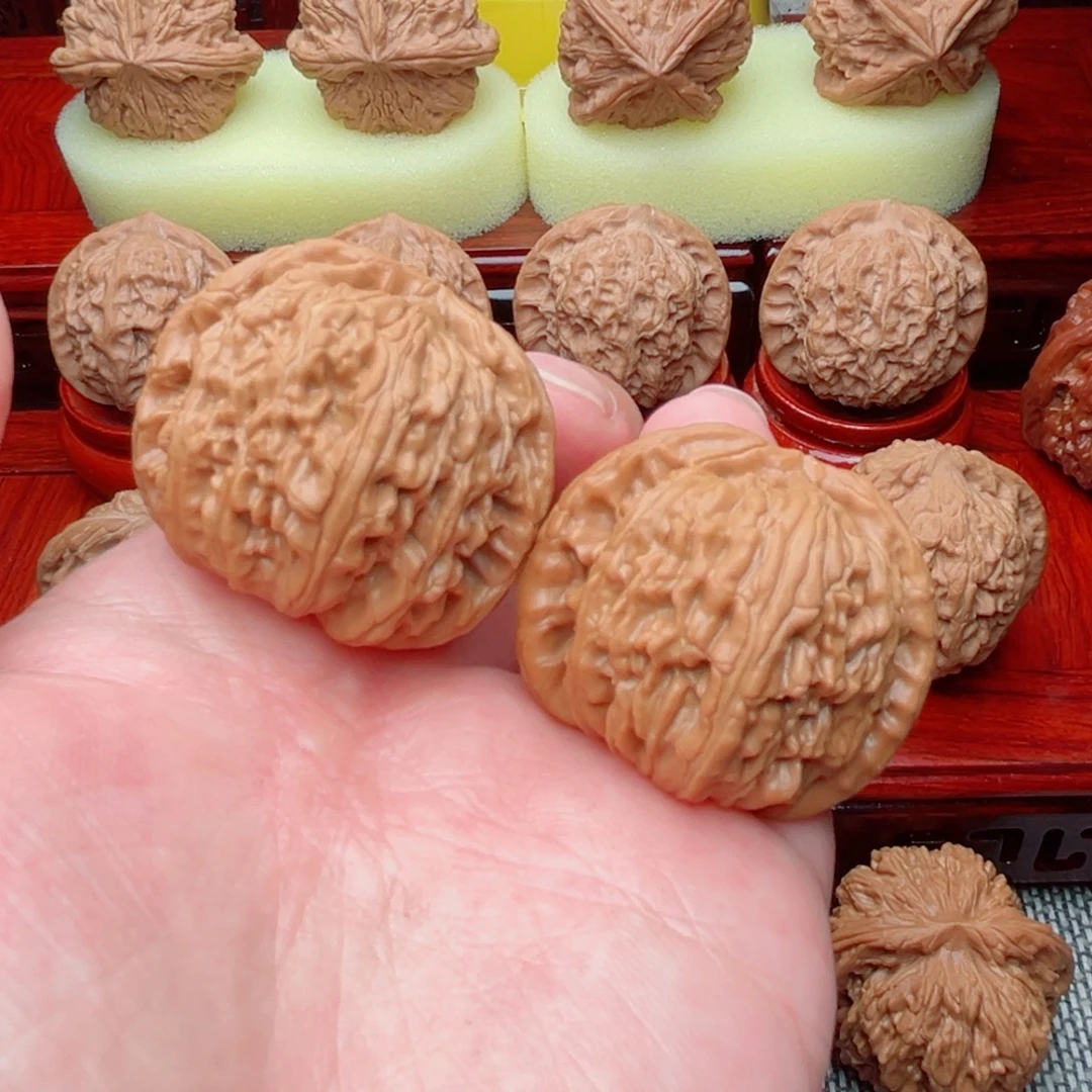 文玩核桃吊坠白狮子