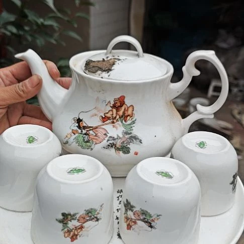 库存微瑕三打白骨精多孔茶壶一套