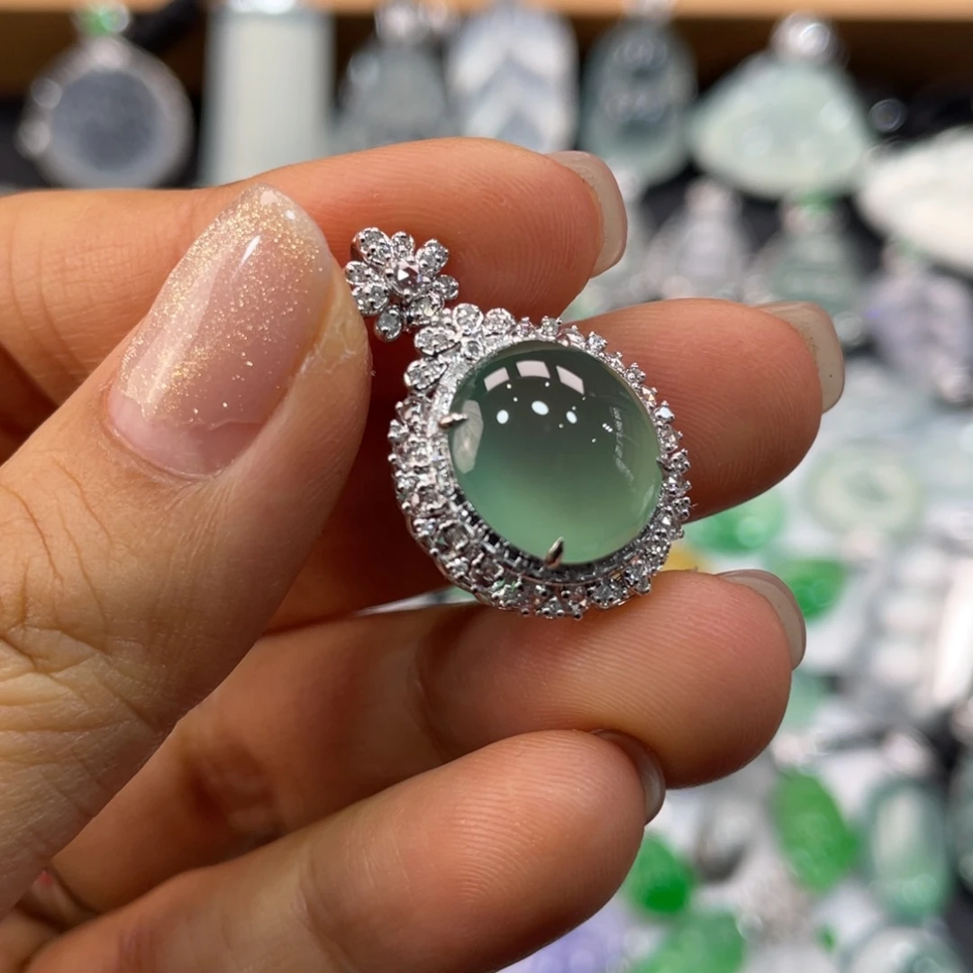 翡翠18K金镶嵌颈饰