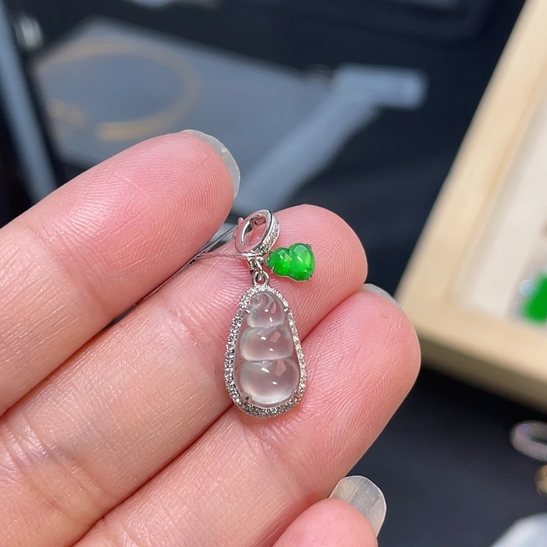 翡翠18K金镶嵌颈饰福豆葫芦