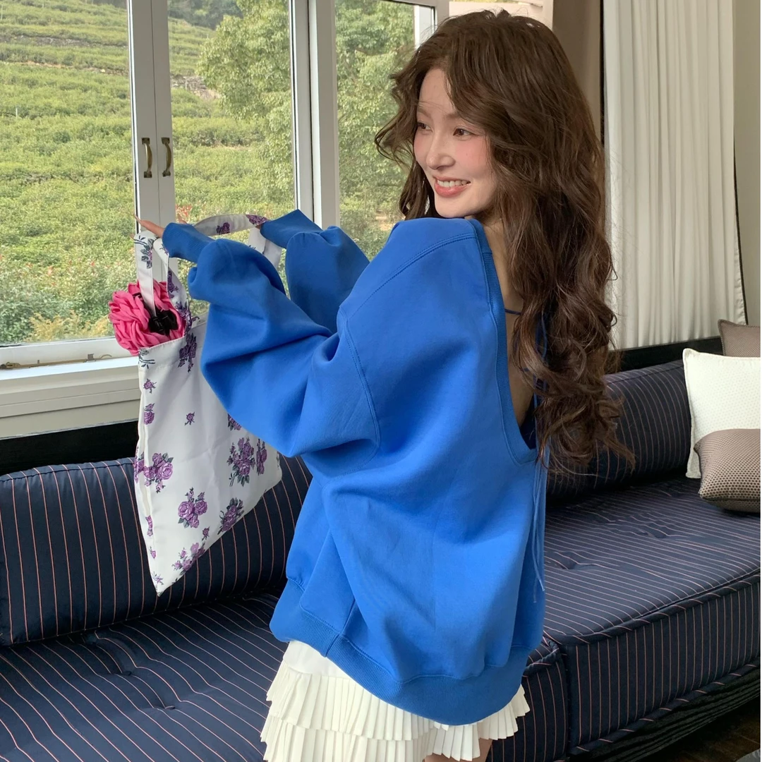 蓝色大露背卫衣女2025春季新款设计感小众宽松慵懒风套头百搭上衣