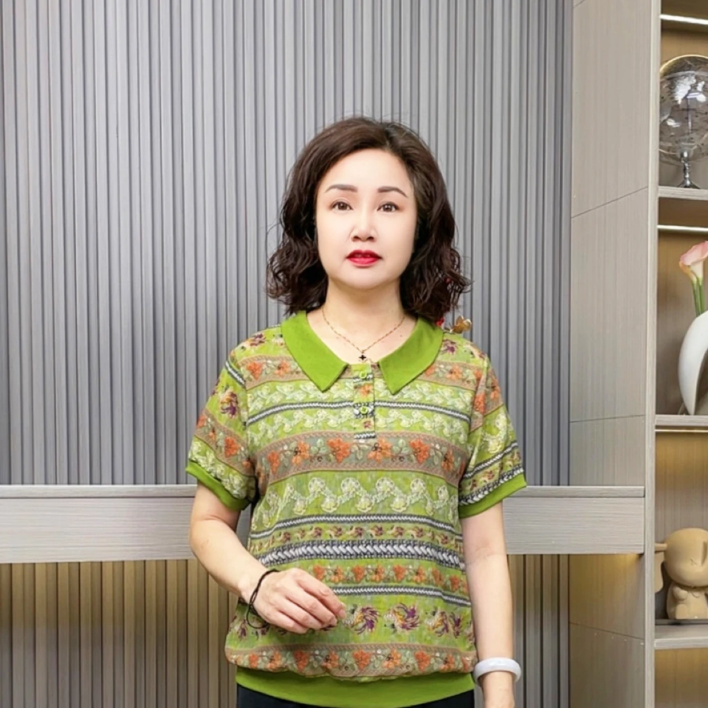翻领女装时尚薄款中老年女装运动风夏季娃娃领气质妈妈装小衫