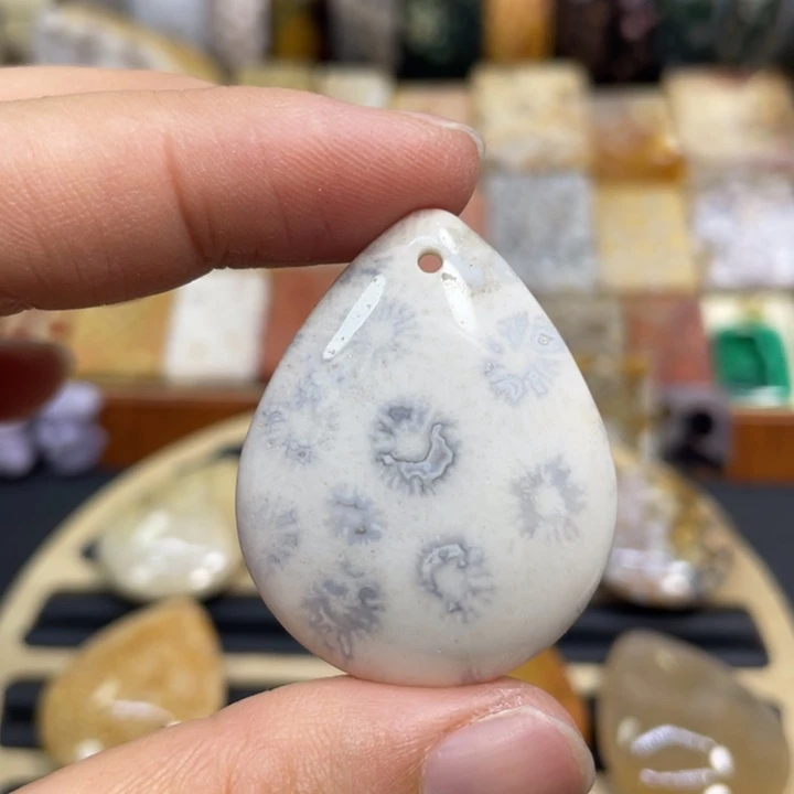 硅化玉未镶嵌颈饰K43