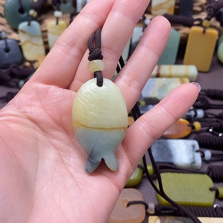 蓝****蛇纹石玉未镶嵌颈饰