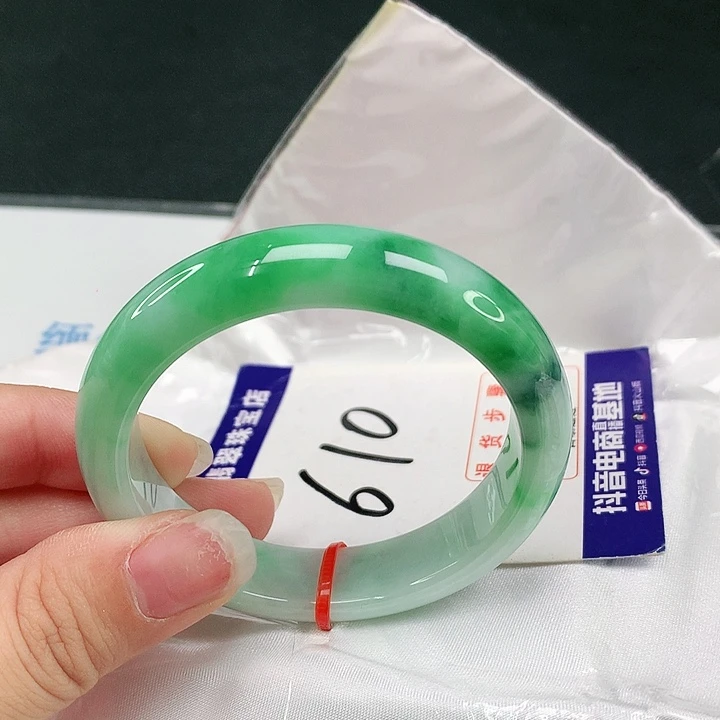 翡翠手镯未镶嵌翡翠