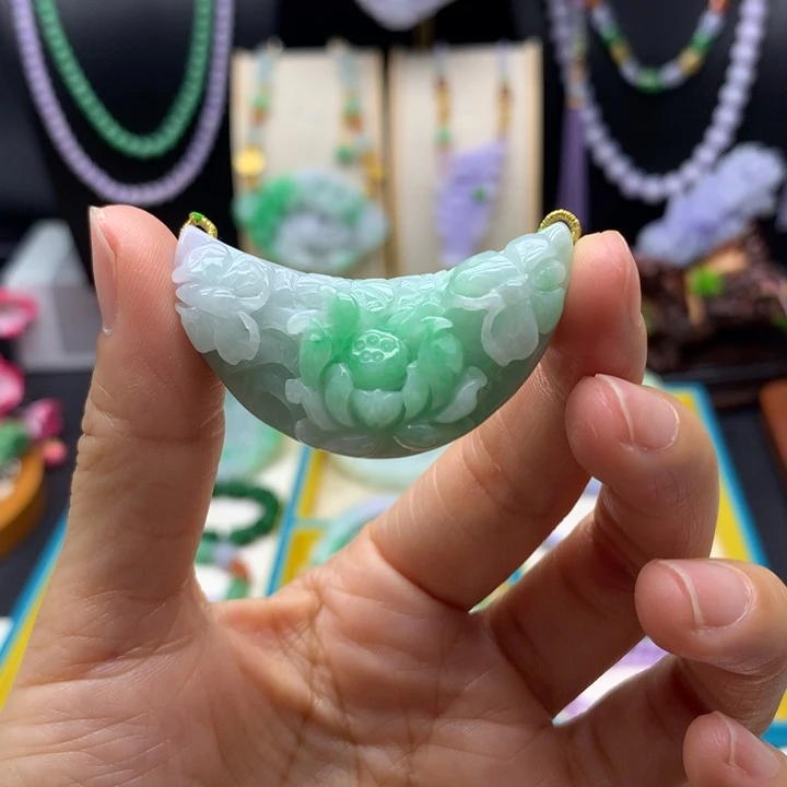 翡翠未镶嵌颈饰翡翠弯弯花牌