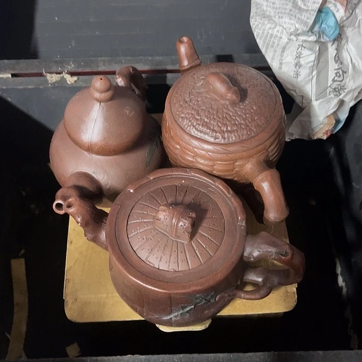 江***湖段泥茶壶原矿泥料手工制作的一把紫砂壶。