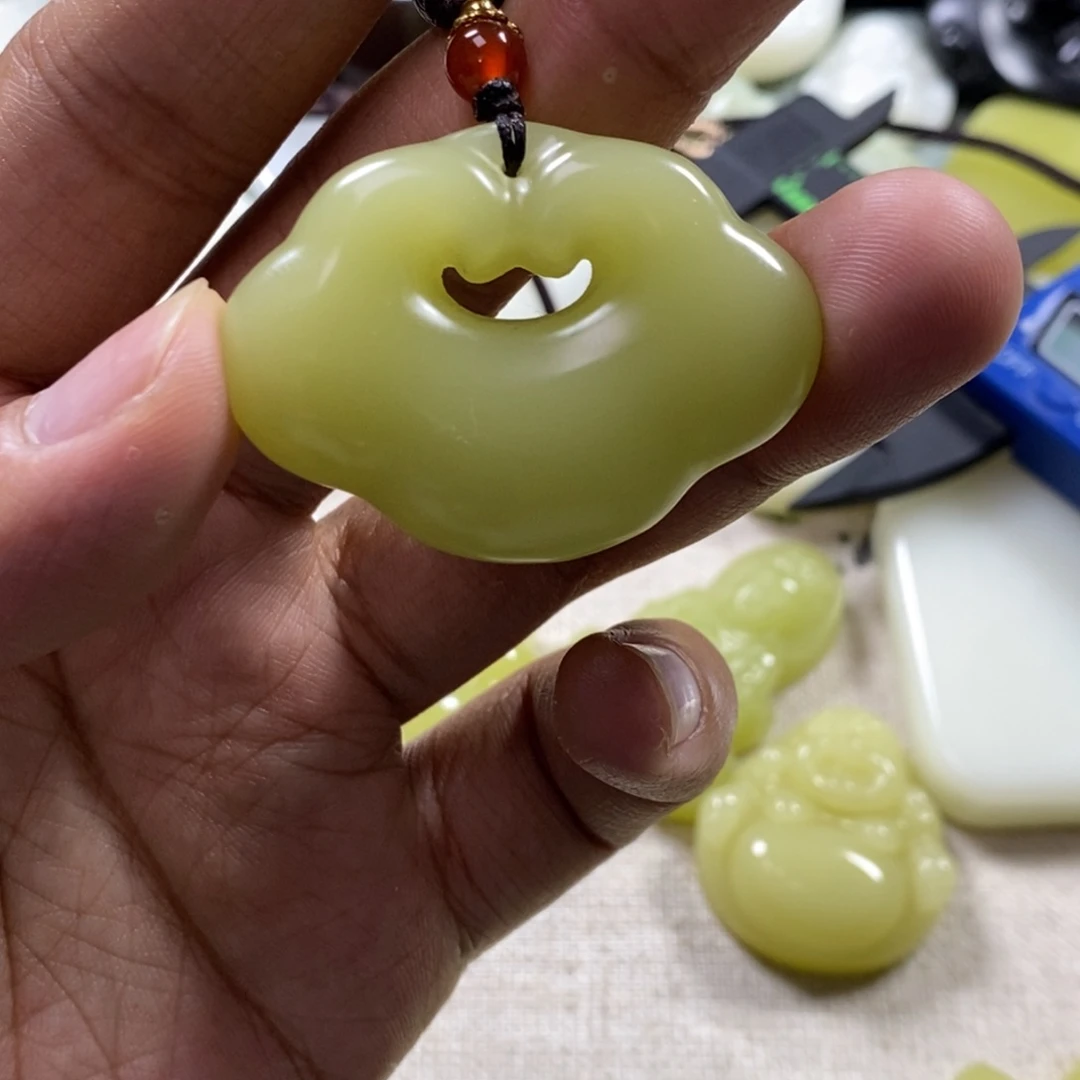 和田玉未镶嵌颈饰向****发