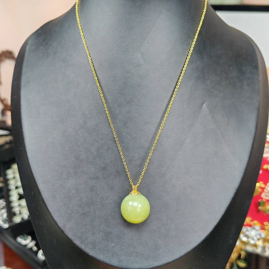 岫玉上品精美湖水绿运珠挂件