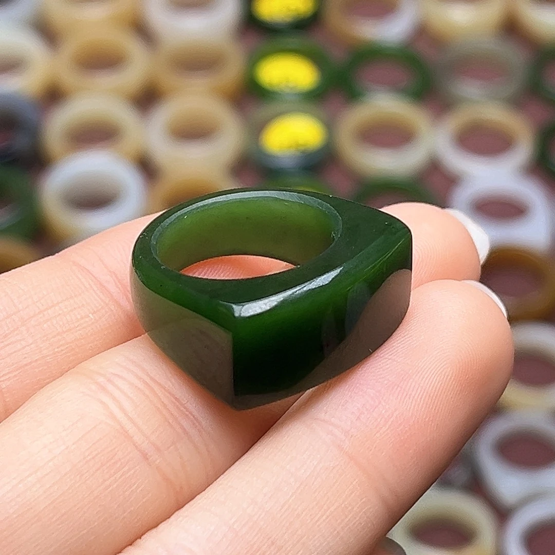 和田玉未镶嵌戒指17.0红皮菠菜绿马鞍