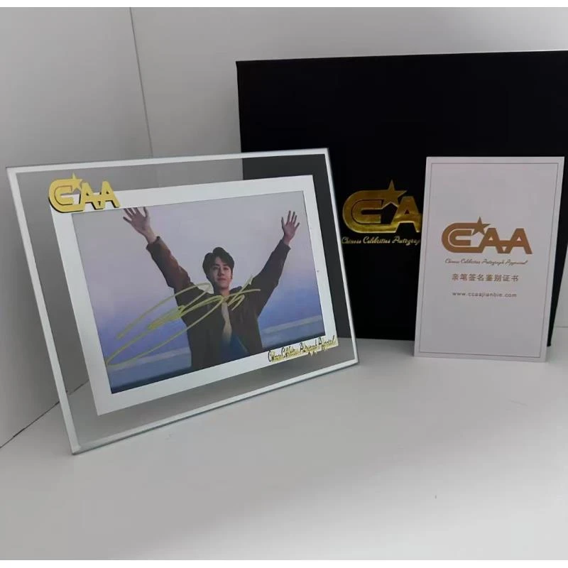 王一博亲笔签名带证书  官网可查精美裱框裱框礼盒➕礼袋发货包邮