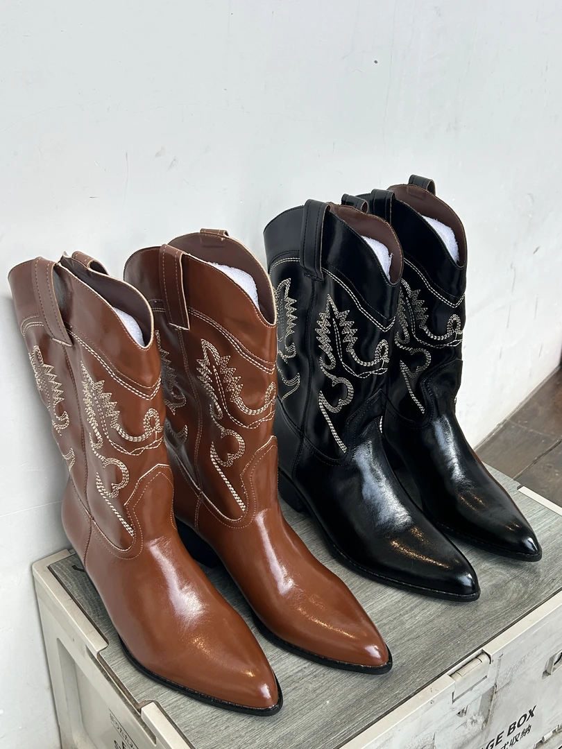 （清货）刺绣西部牛仔靴女新款尖头粗跟草原骑士靴复古套筒中筒靴