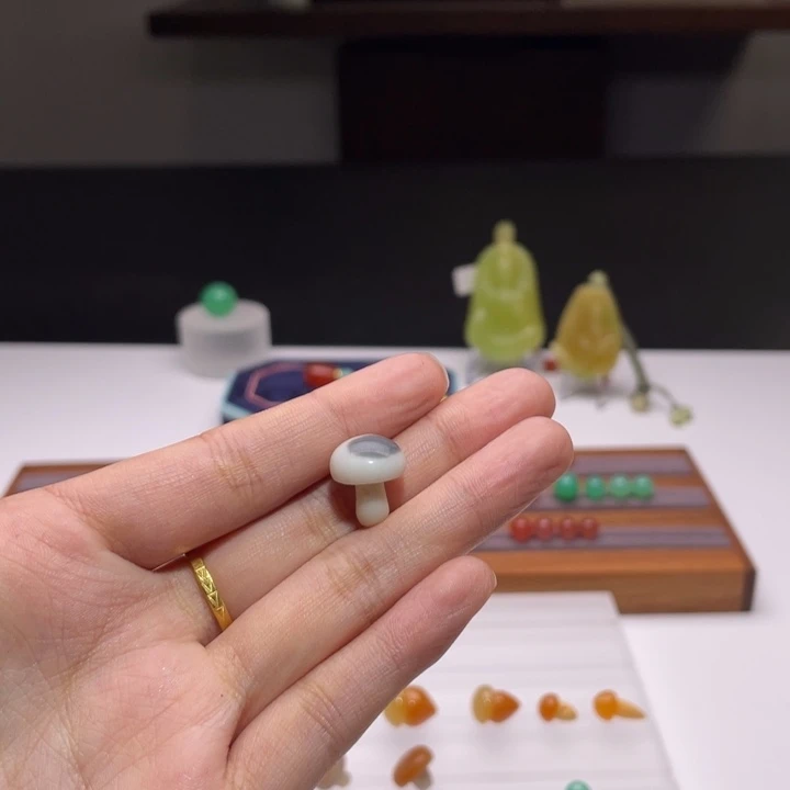 回***主石英质玉（缅黄）未镶嵌颈饰