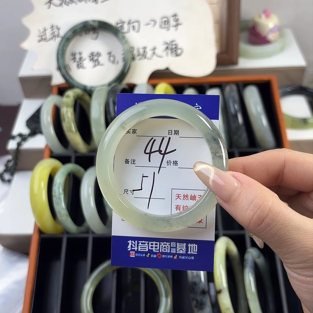 蛇纹石玉手镯未镶嵌泡*”