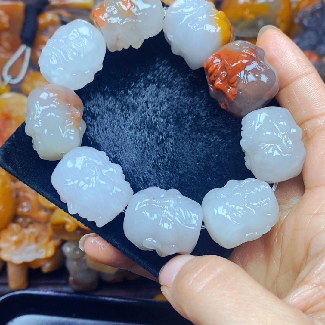 未镶嵌石英质玉（黄龙玉）颈饰