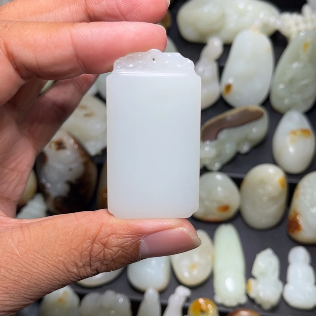 问***愧和田玉未镶嵌颈饰