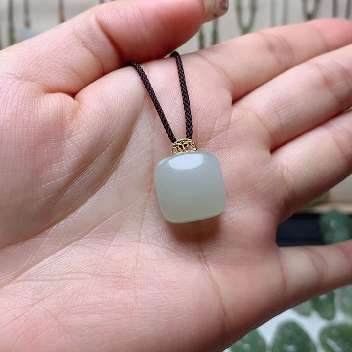 和田玉吊坠18K金镶嵌