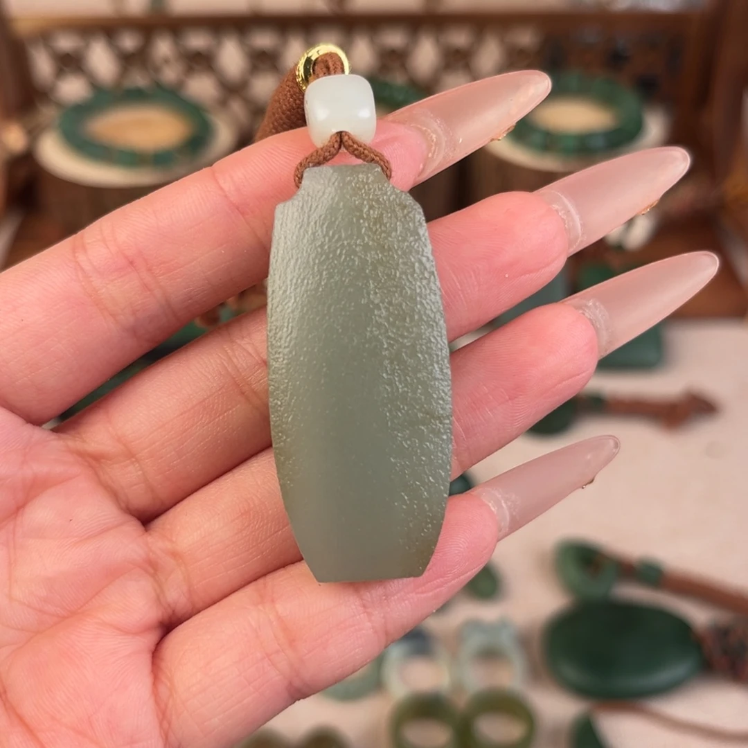 颈饰未镶嵌和田玉（糖玉）